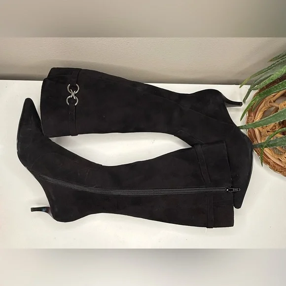 Bandolino Black Suede Knee High Boots Pointed Toe Kitten Heel Size 6.5 Classic - Picture 5 of 11
